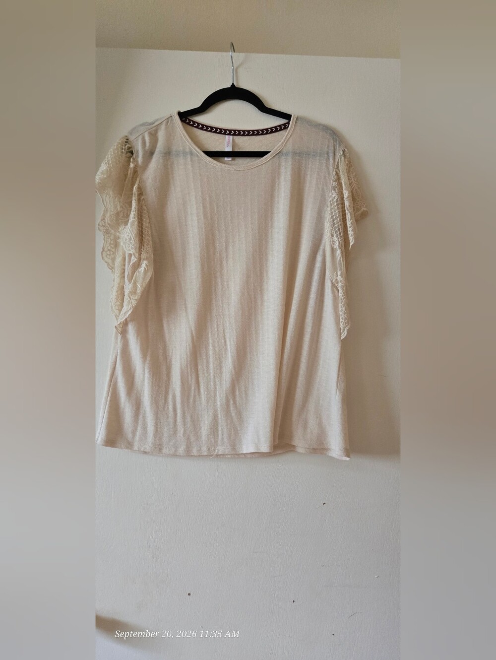 Xhilaration Cream Lace Flutter Sleeve Tee